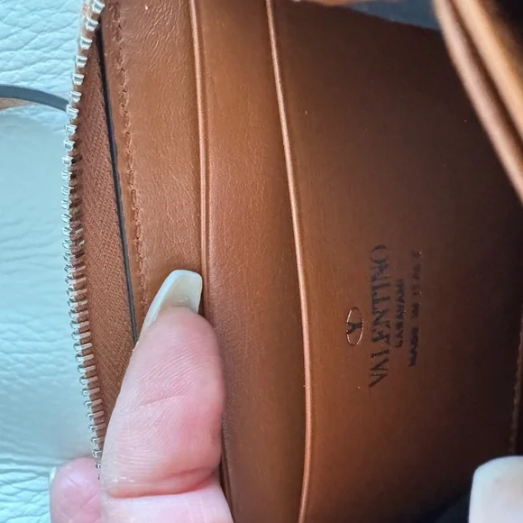 LOW START!! Valentino Garavani wallet V logo on zipper pull with removable strap - Picture 5 of 13